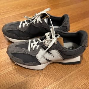 New Balance 327 Grey and White size Women’s 8.5